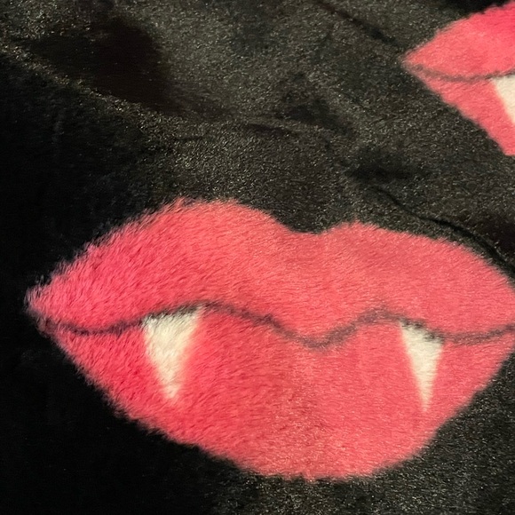 NOVOGRATZ NWT Vampire Lips Oversized Faux Fur Throw - Picture 5 of 8